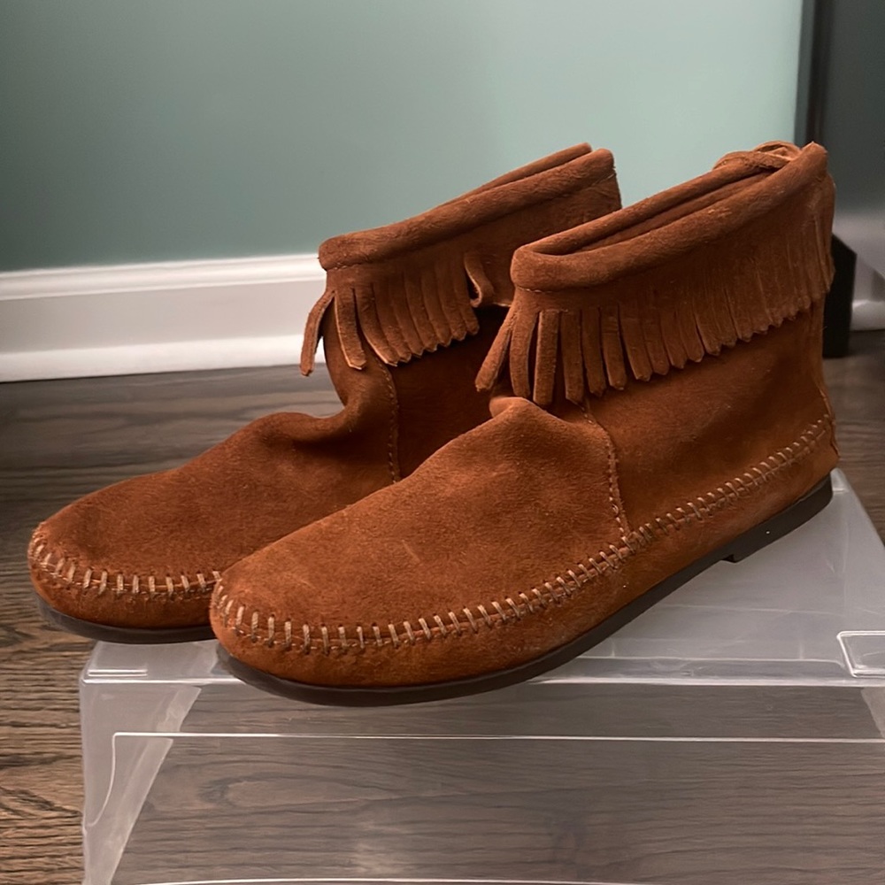 NWOT Minnetonka low rise fringe suede booties